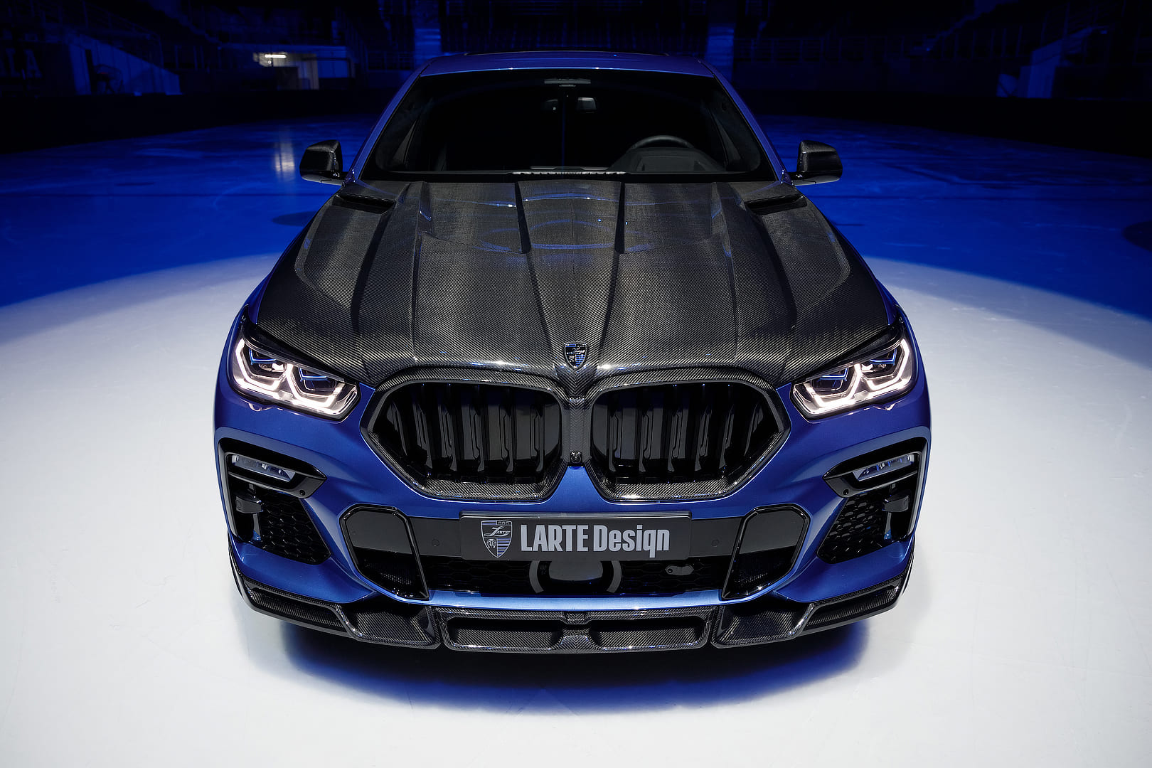 Синий BMW X6 вид спереди