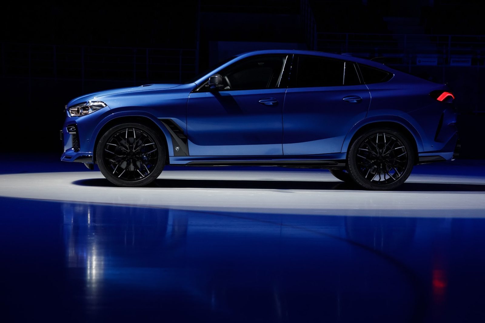BMW X6 G06 синего цвета в обвесе LARTE Design вид сбоку